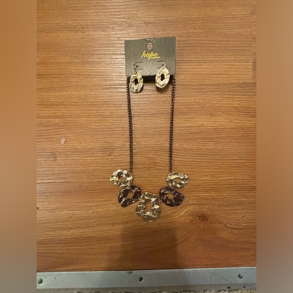 NWT Hope collection necklace and earrings set Gold and copper tones Beautiful - Picture 4 of 10
